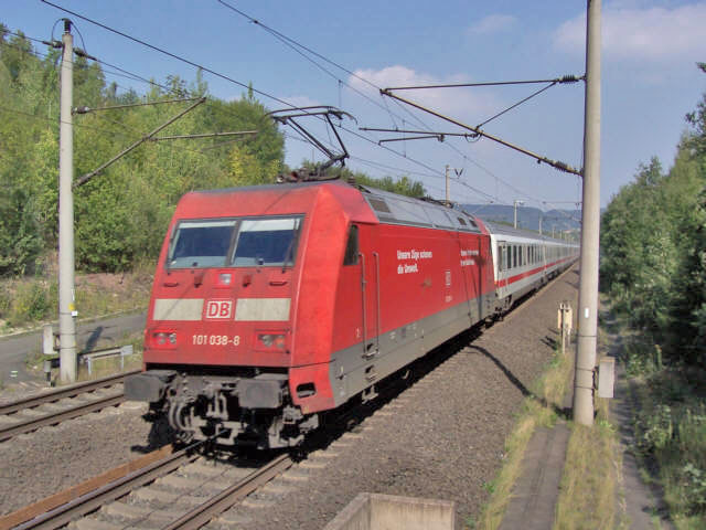 101 vor der Werratalbrücke bei Laubach